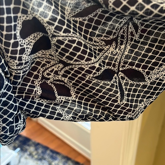 White House Black Market Navy and White Graphic Blouse, Size M - Picture 5 of 9